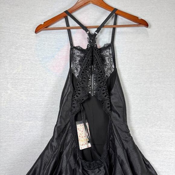 NWT- Free People Heart to Heart Lace Crochet Romper in Black Women's Size 6 - Picture 7 of 9